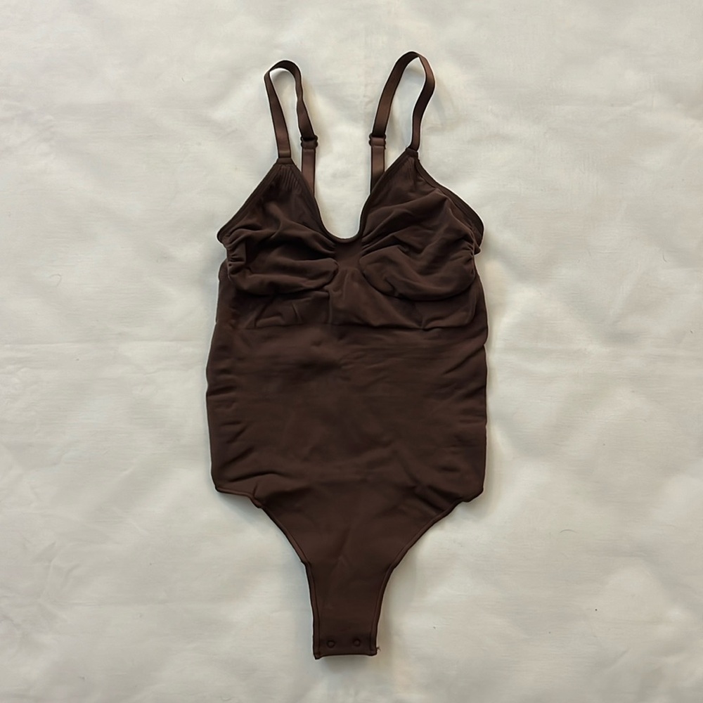 SKIMS SEAMLESS SCULPT THONG BODYSUIT
